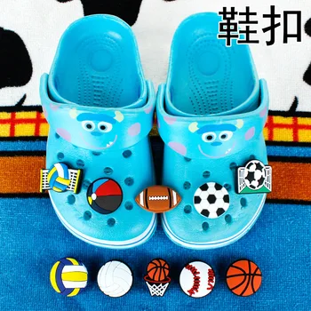 1 adet Satış Çeşitli Topları ayakkabı tokası Futbol Basketbol Rugby Voleybol Karikatür PVC Hatıra Terlik Croc Takılar Çocuklar Hediyeler