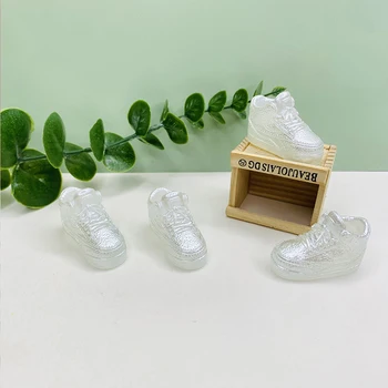 2 adet Bebek Ayakkabıları Plastik Mini Reçine Yüksek Top Kanvas Ayakkabı Bağı Bebek Moda Sneaker Ayakkabı Dollhouse Minyatür Aksesuarları