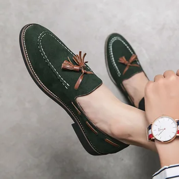 2023 Marka erkek mokasen ayakkabıları Süet deri ayakkabı Vintage Slip-on Klasik Rahat Erkekler Sürüş Düğün Erkek Püskül sivri Elbise Ayakkabı