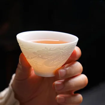 2 Adet / takım Kabartma Ejderha Phoenix Desen Beyaz Renk Kungfu çay fincanları Çay Kase Mutfak Teaware İçme Aksesuarları